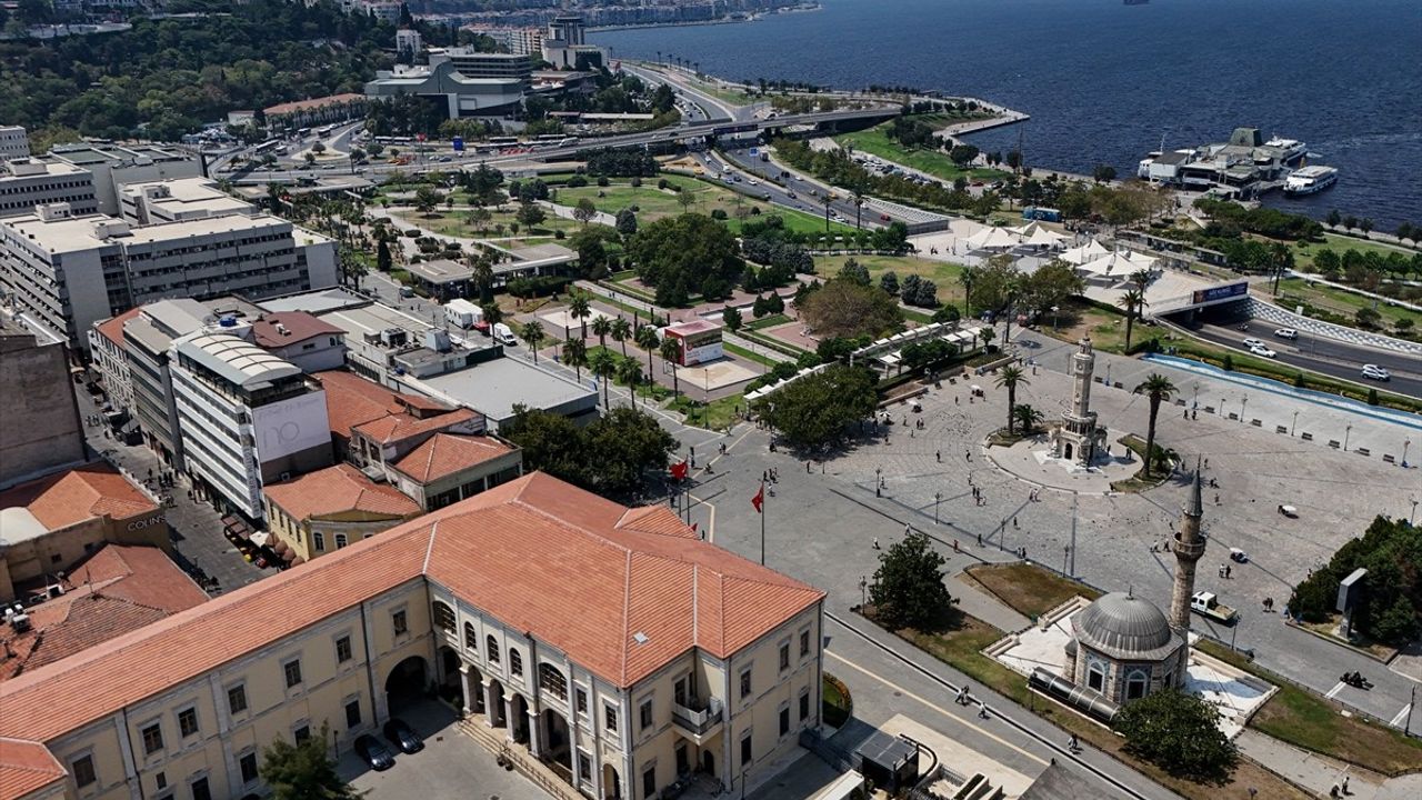 İzmir'de Su Kesintisi: Vatandaşlar Tedbir Alıyor