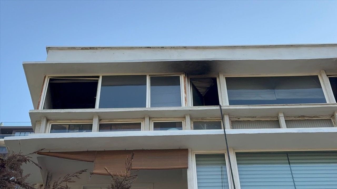 Kadıköy'de 4. Kat Yangını Kontrol Altına Alındı