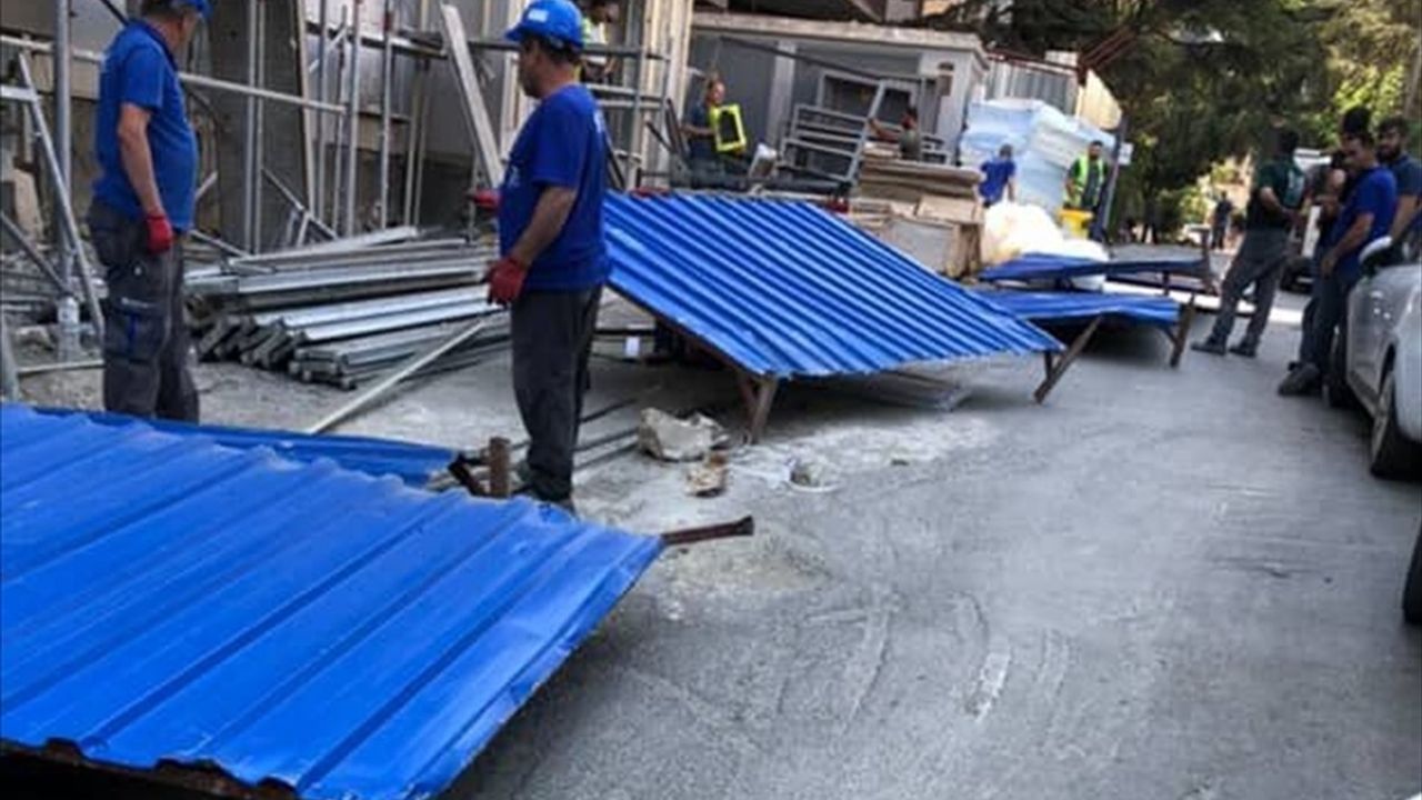 Kadıköy'de Rüzgarın Etkisiyle Savrulan Demir Pano Kadını Yaraladı