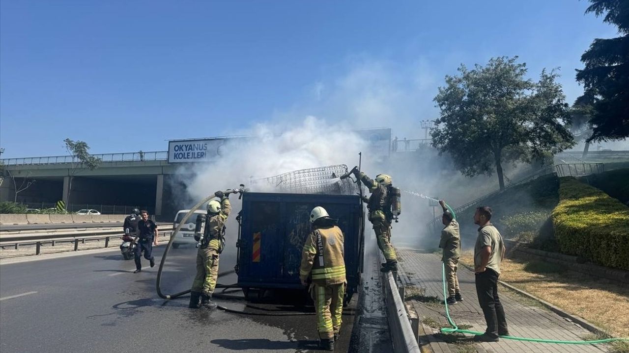 Kadıköy'de Seyir Halindeki Kamyonet Dorsesi Yandı
