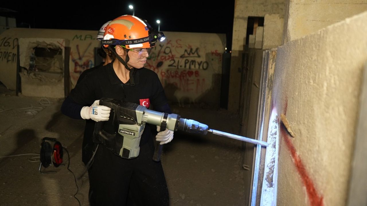 Kahramanmaraş'ta Kadınlardan Oluşan Arama Kurtarma Ekibi Afet Hazırlığı İçin Tatbikat Gerçekleştirdi