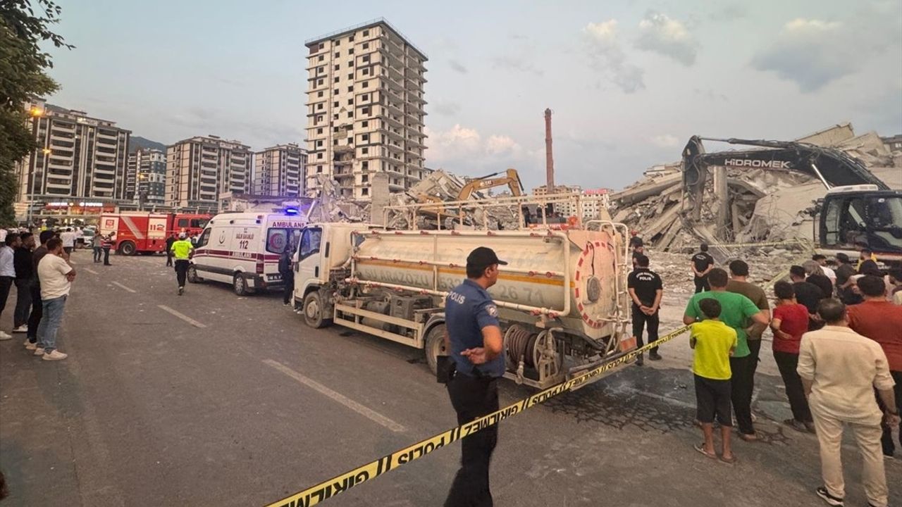 Kahramanmaraş'ta Yıkım Sırasında Facia: Operatör Kurtarılmayı Bekliyor