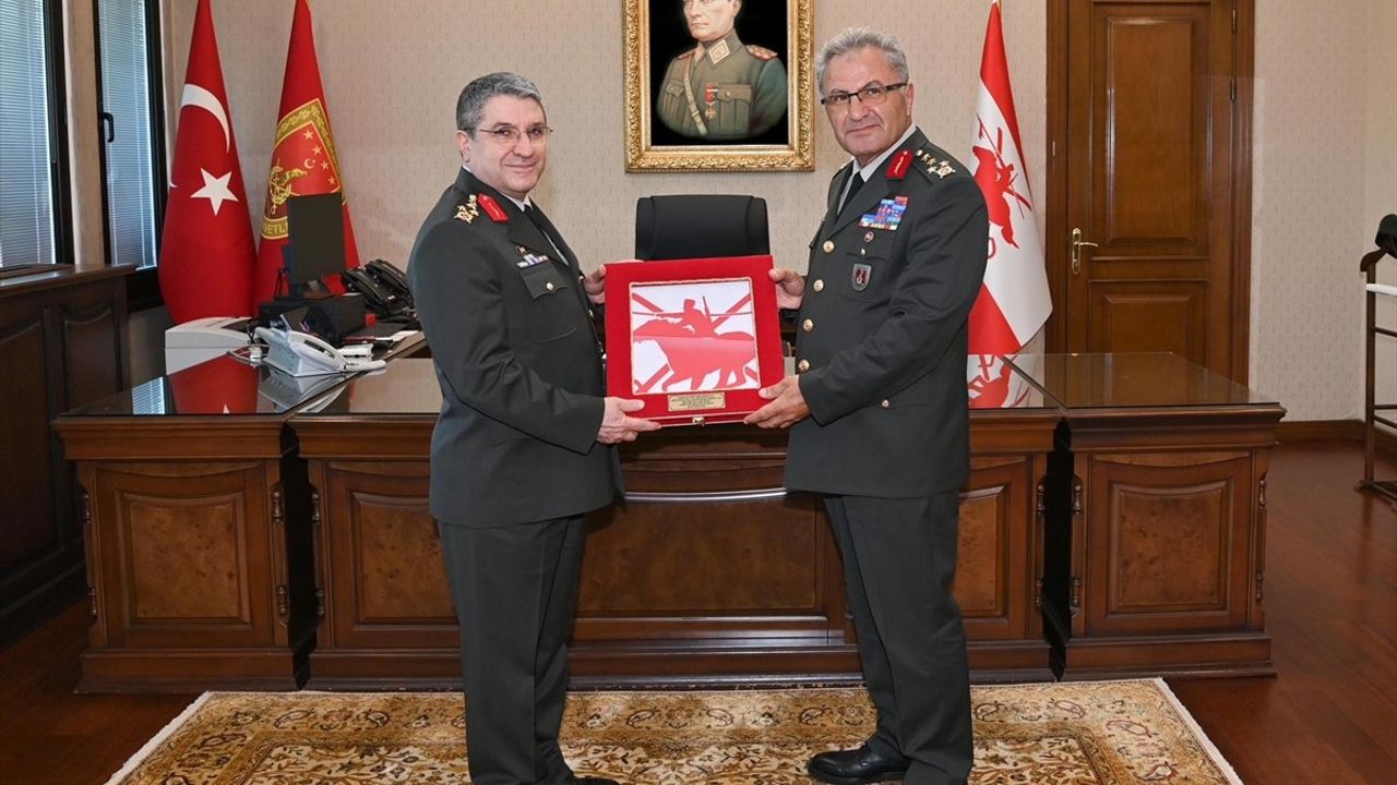 Kara Kuvvetleri Komutanlığı'nda Devir-Teslim Töreni