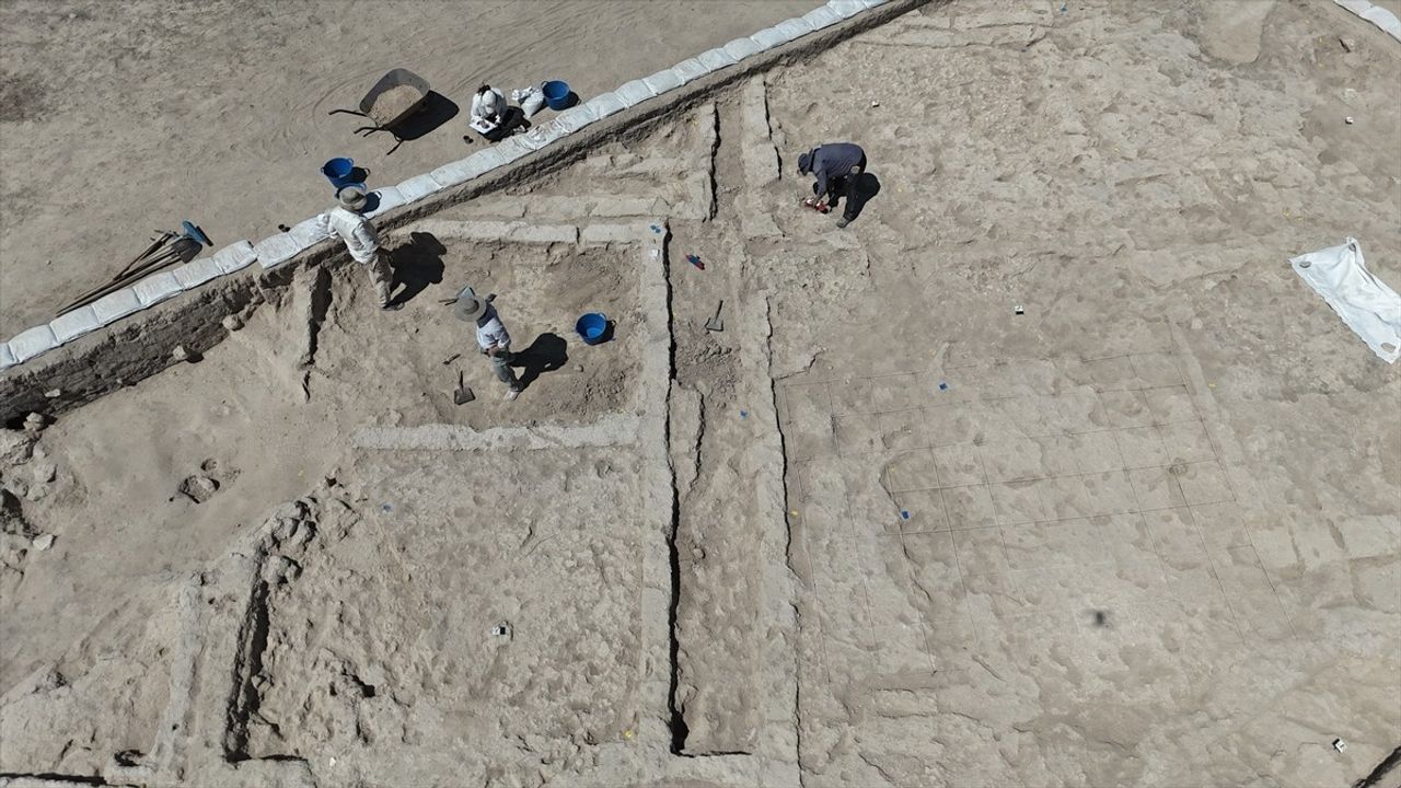Karaman'daki Canhasan 3 Höyüğü'nde Sokak Yapısı Kazıları Devam Ediyor