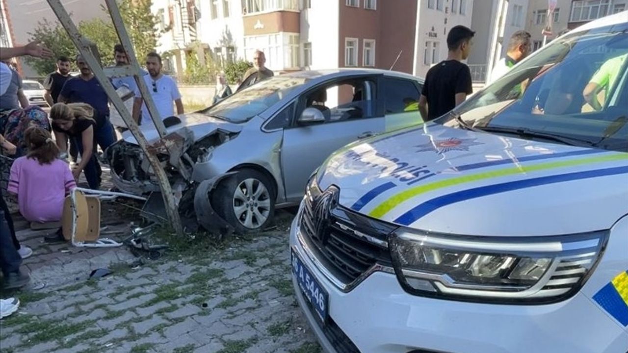 Kars'ta Ehliyetsiz Sürücü Kovalamaca Sonrası Yaşlı Adamı Yaraladı