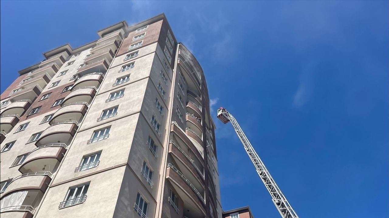Kayseri'de 14 Katlı Apartmanda Yangın Alarmı!