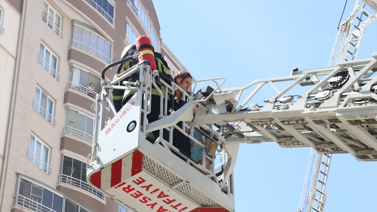 Kayseri'de 14 Katlı Apartmanda Yangın Söndürüldü