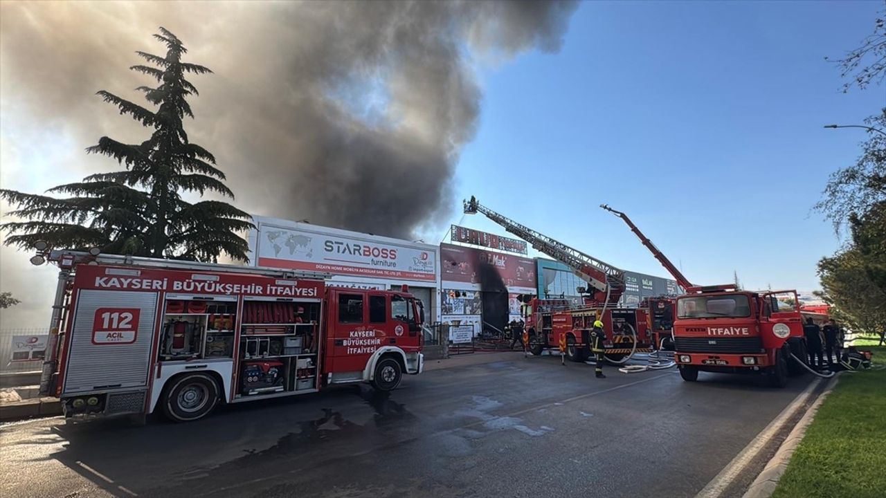 Kayseri'de Yangın: Hırdavat Dükkanından Fabrikaya Sıçradı