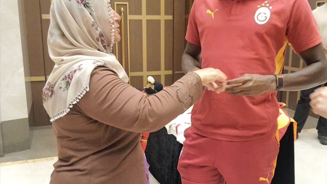 Kayserili Neslihan Teyze ve Victor Osimhen'in Buluşması