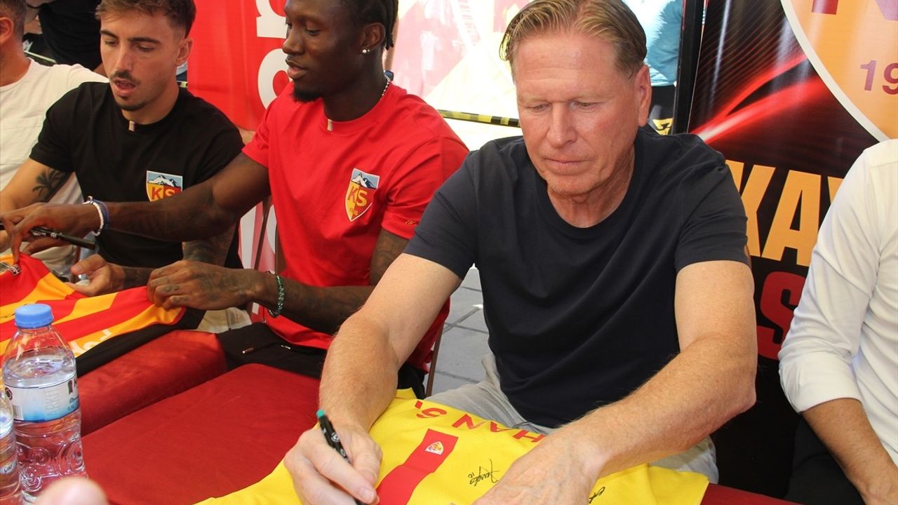 Kayserispor'da Imza Günü Rüzgarı: Gisdol ve Futbolcular Taraftarlarla Buluştu
