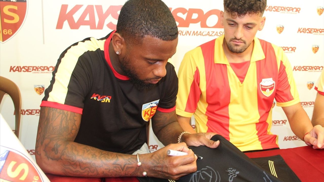 Kayserispor Futbolcuları Taraftarlarla Buluştu