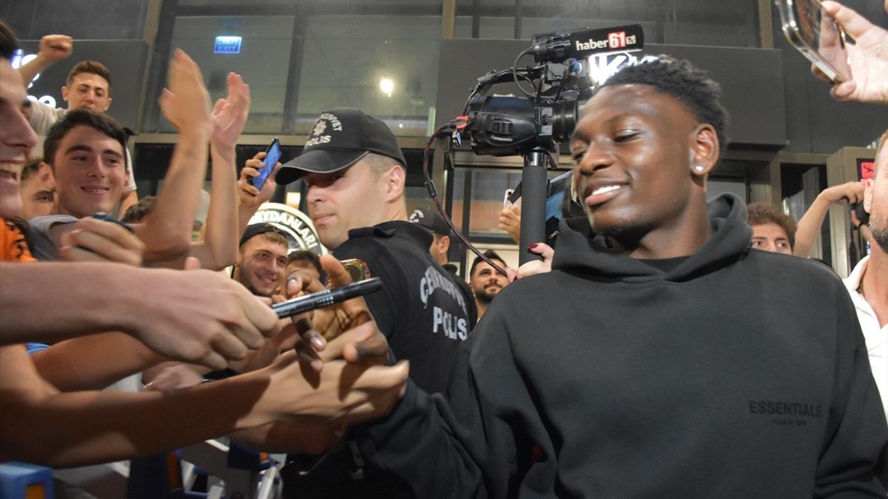 Kazeem Olaigbe Trabzon'a Gelerek Trabzonspor ile Anlaştı