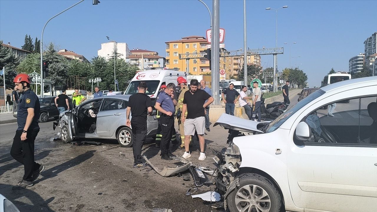 Kırıkkale'de Sivil Polis Aracıyla Otomobil Çarpıştı