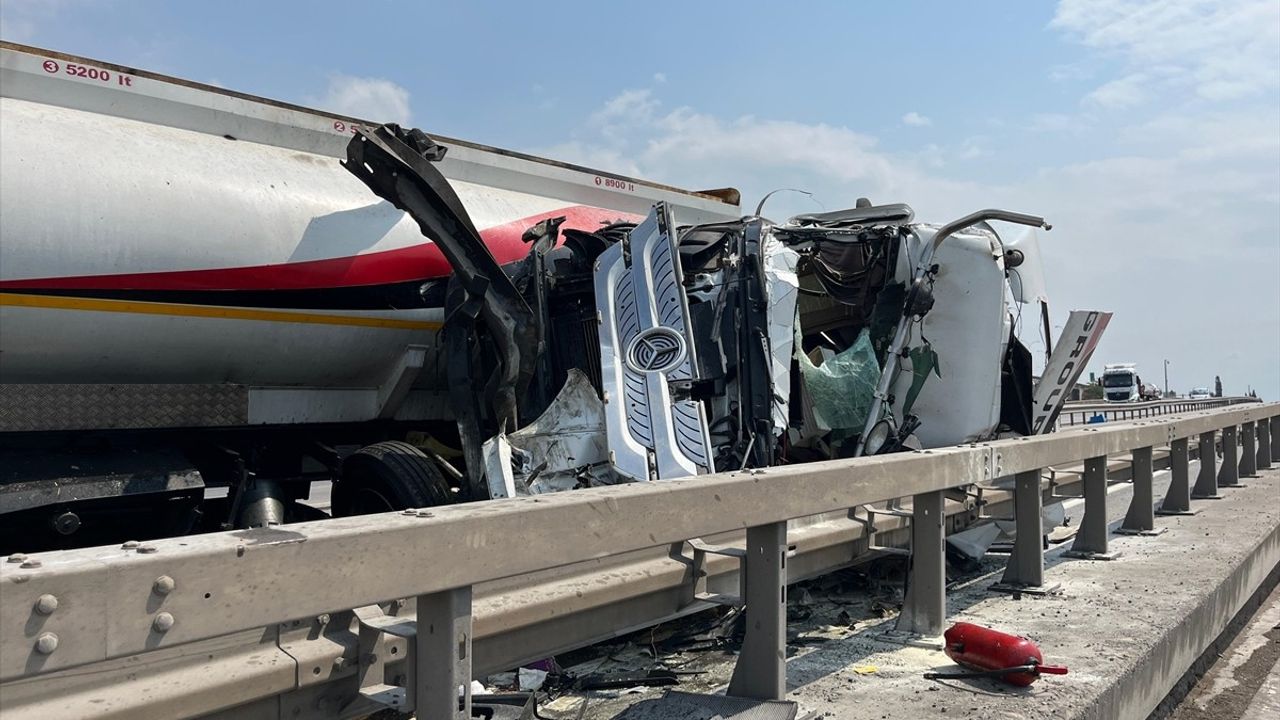 Kocaeli'de Tanker Kazası Ulaşımı Aksattı