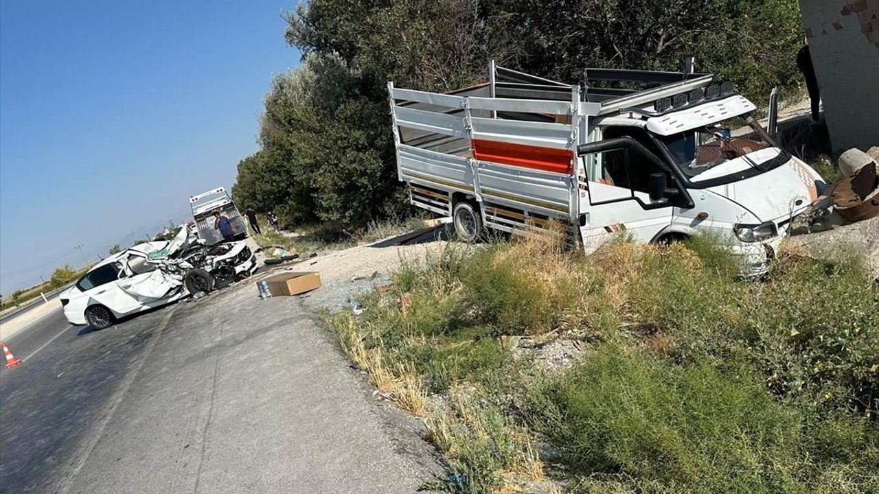 Konya'da Kamyonet ve Otomobil Çarpıştı: 1 Ölü, 5 Yaralı