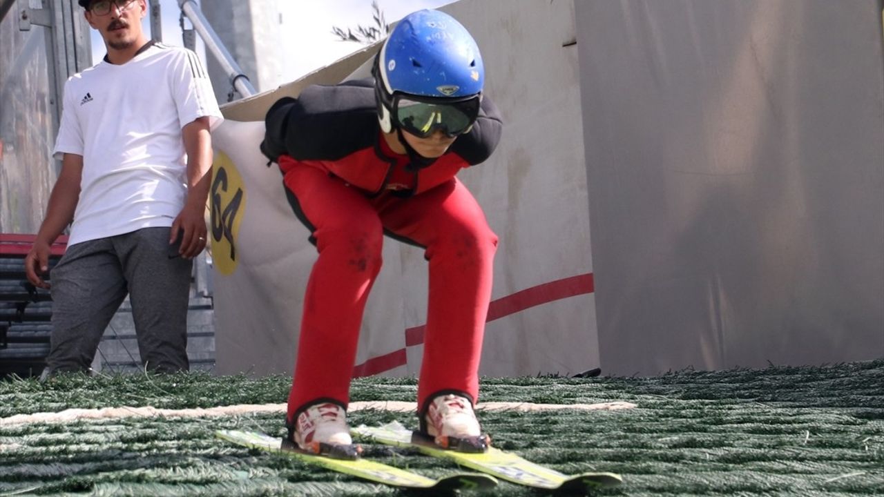 Küçük Sporcular Kayakla Atlama İle Uçuyor