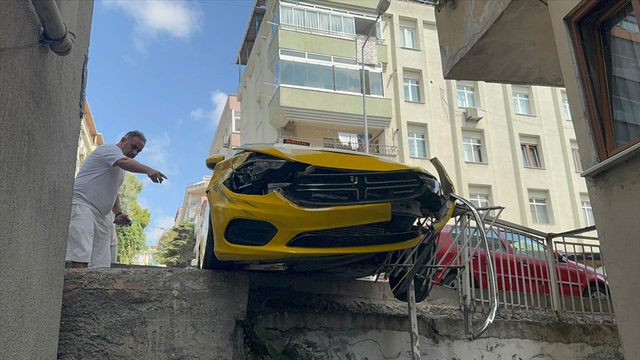Küçükçekmece'de Freni Patlayan Taksi Duvarda Asılı Kaldı