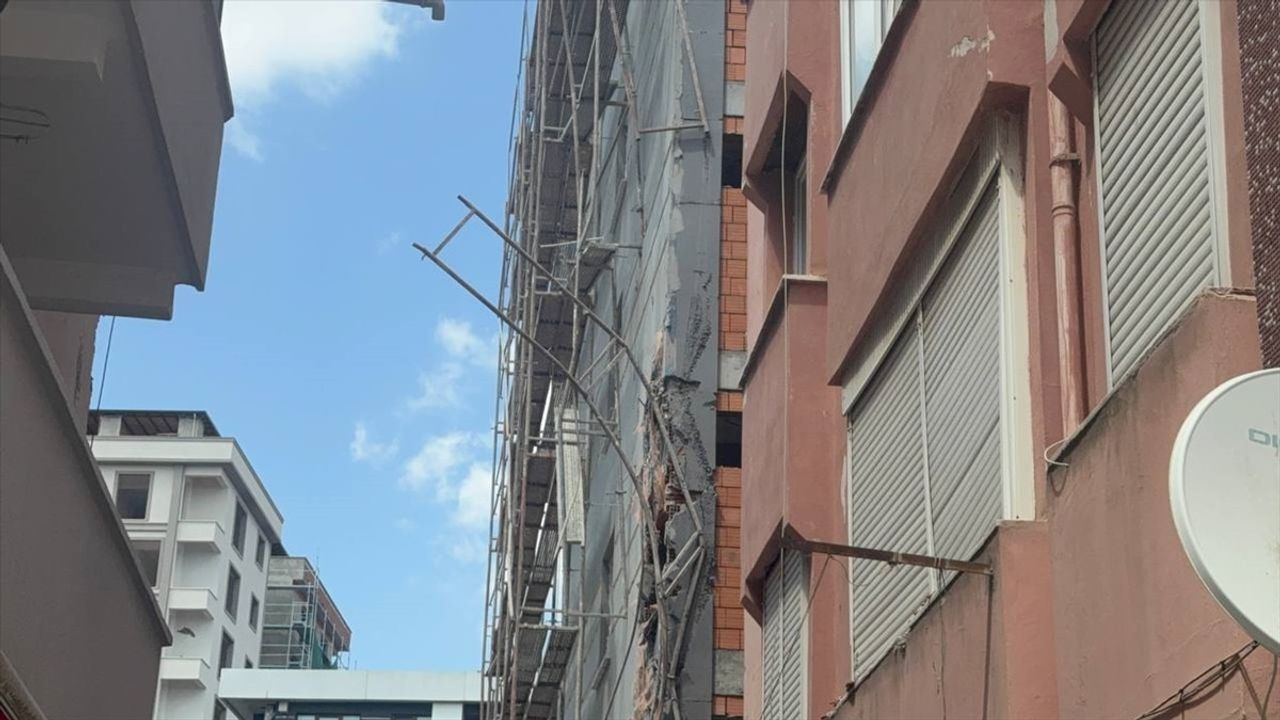 Küçükçekmece'de Kentsel Dönüşüm Faciasi: Apartman Yıkım Sırasında Çöktü