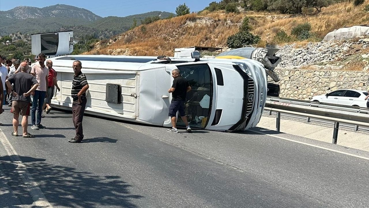 Kuşadası'nda Tur Minibüsü Kaza Yaptı, 7 Yaralı