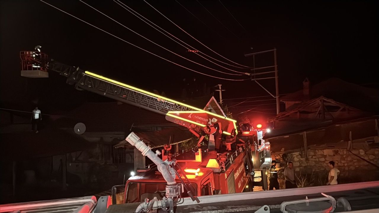 Kütahya'da Köyde Yangın: 4 Ev Kullanılamaz Hale Geldi