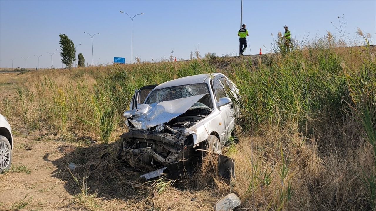 Kütahya'da Trafik Kazası: Polis Aracına Çarpan Otomobilde 4 Yaralı