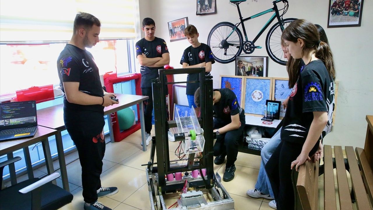 Liselilerin Robotik Başarısı: Hedef ABD Şampiyonası