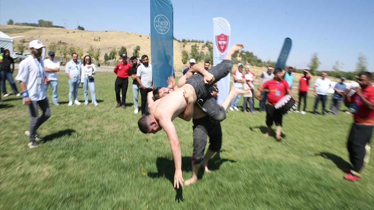 Malazgirt Zaferi'nin 954. Yıl Dönümü Ahlat'ta Coşkuyla Kutlanıyor