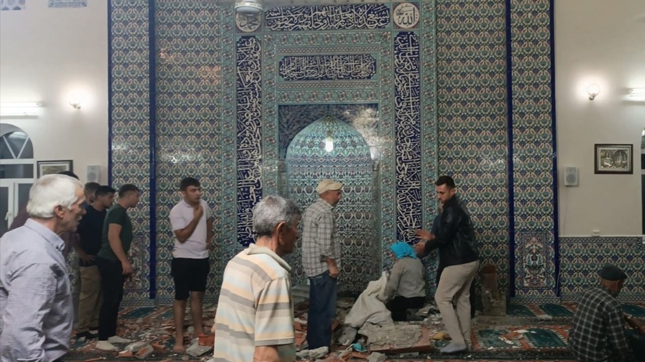 Manisa'da Cemaatin Üzerine Mihrap Tacı Düştü