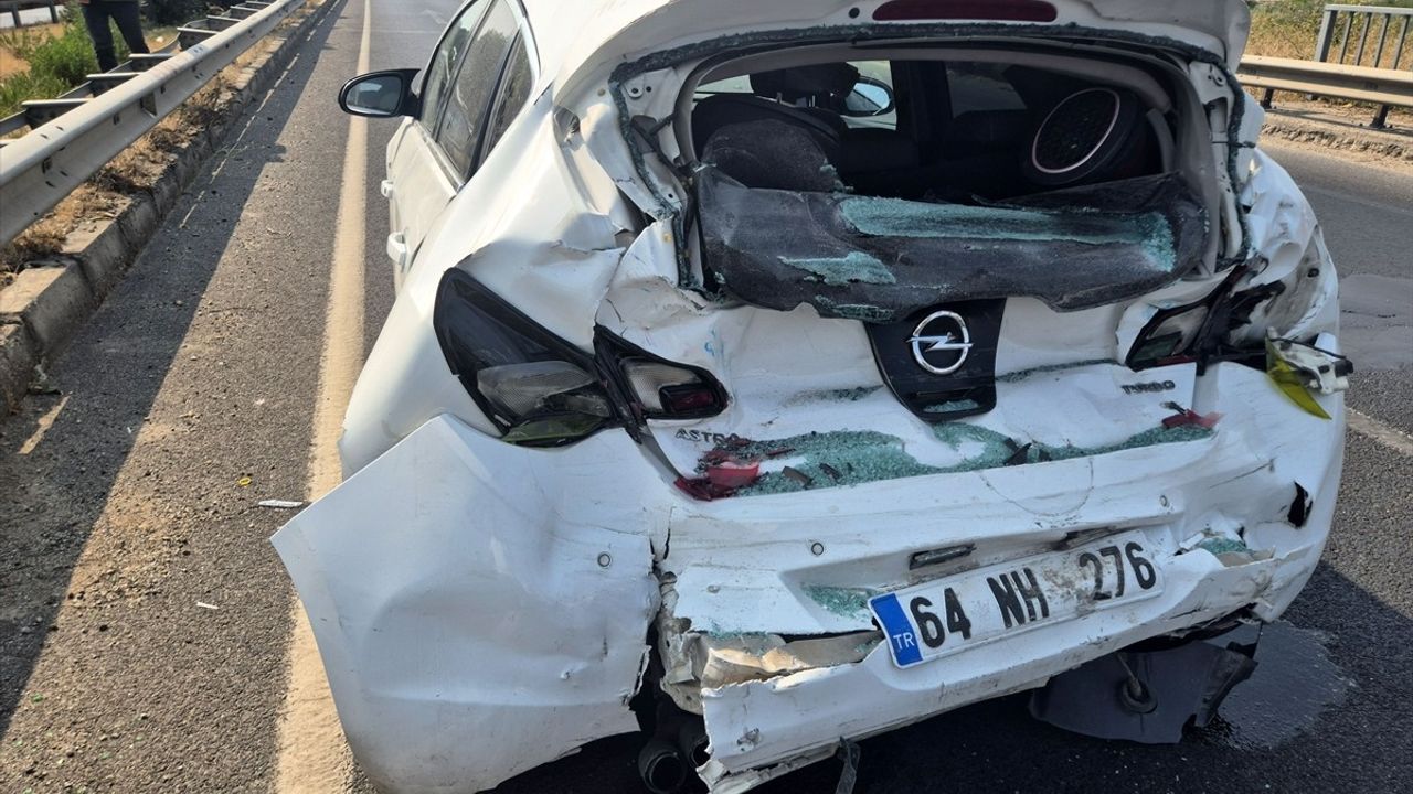 Manisa'da Otobüs ve Otomobil Çarpıştı, 3 Yaralı