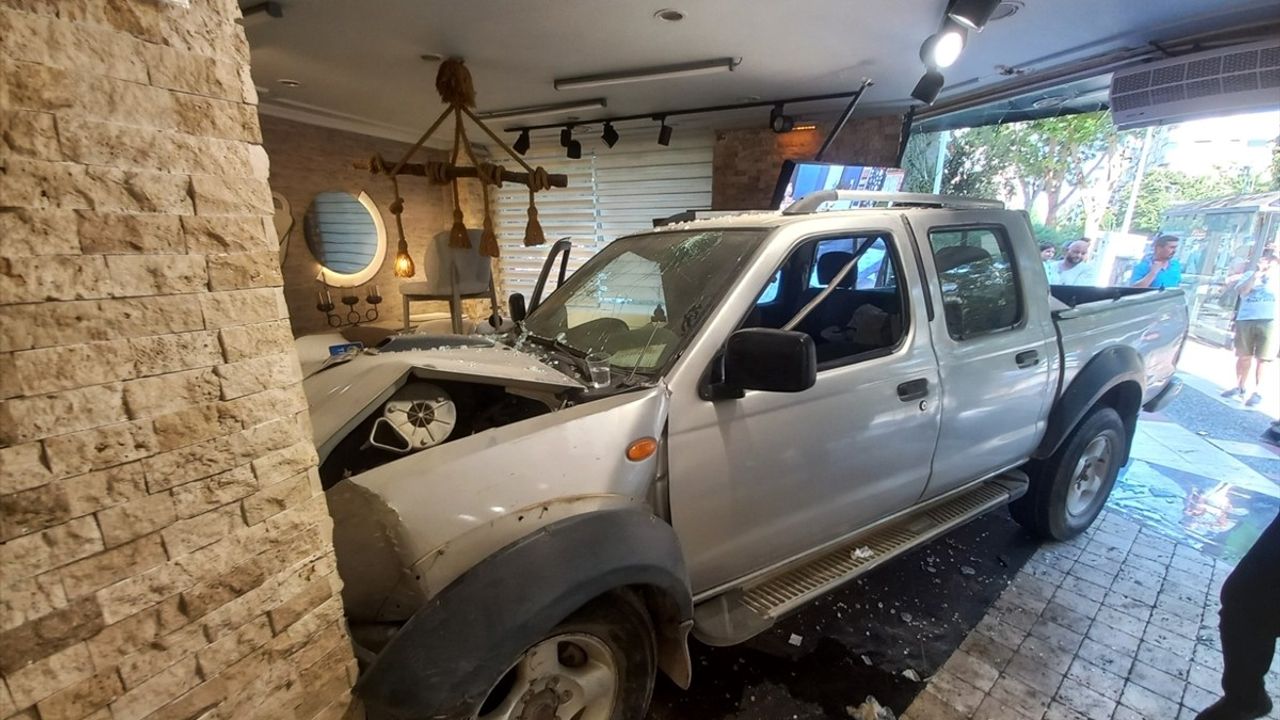 Manisa'da Pikap Otomobile Çarpıp Mobilya Mağazasına Girdi