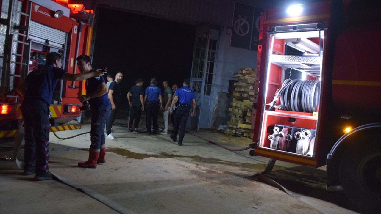 Manisa Turgutlu'daki Kereste Fabrikasında Yangın Kontrol Altına Alındı