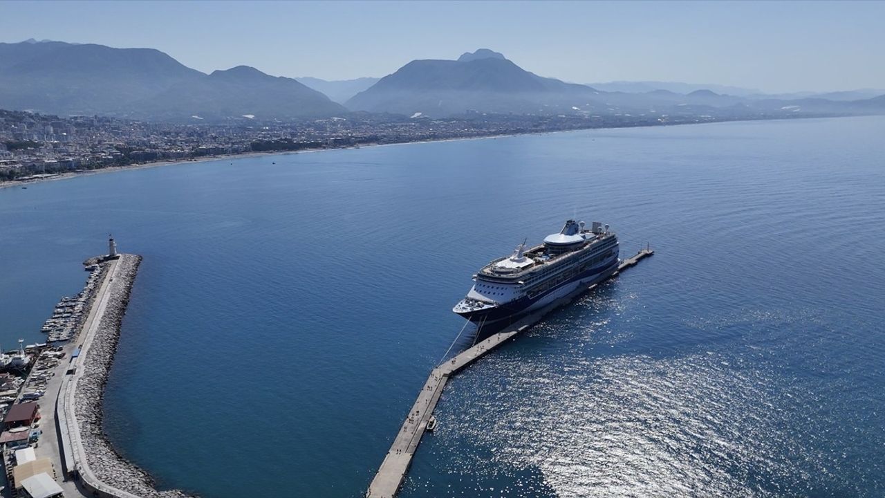 Marella Discovery 2 Kruvaziyeri Alanya Limanı'nda