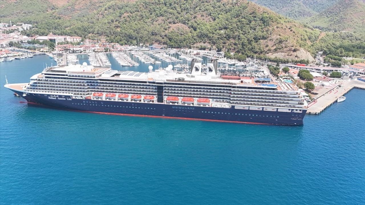 Marmaris'te Hollanda Bayraklı Kruvaziyer Oosterdam