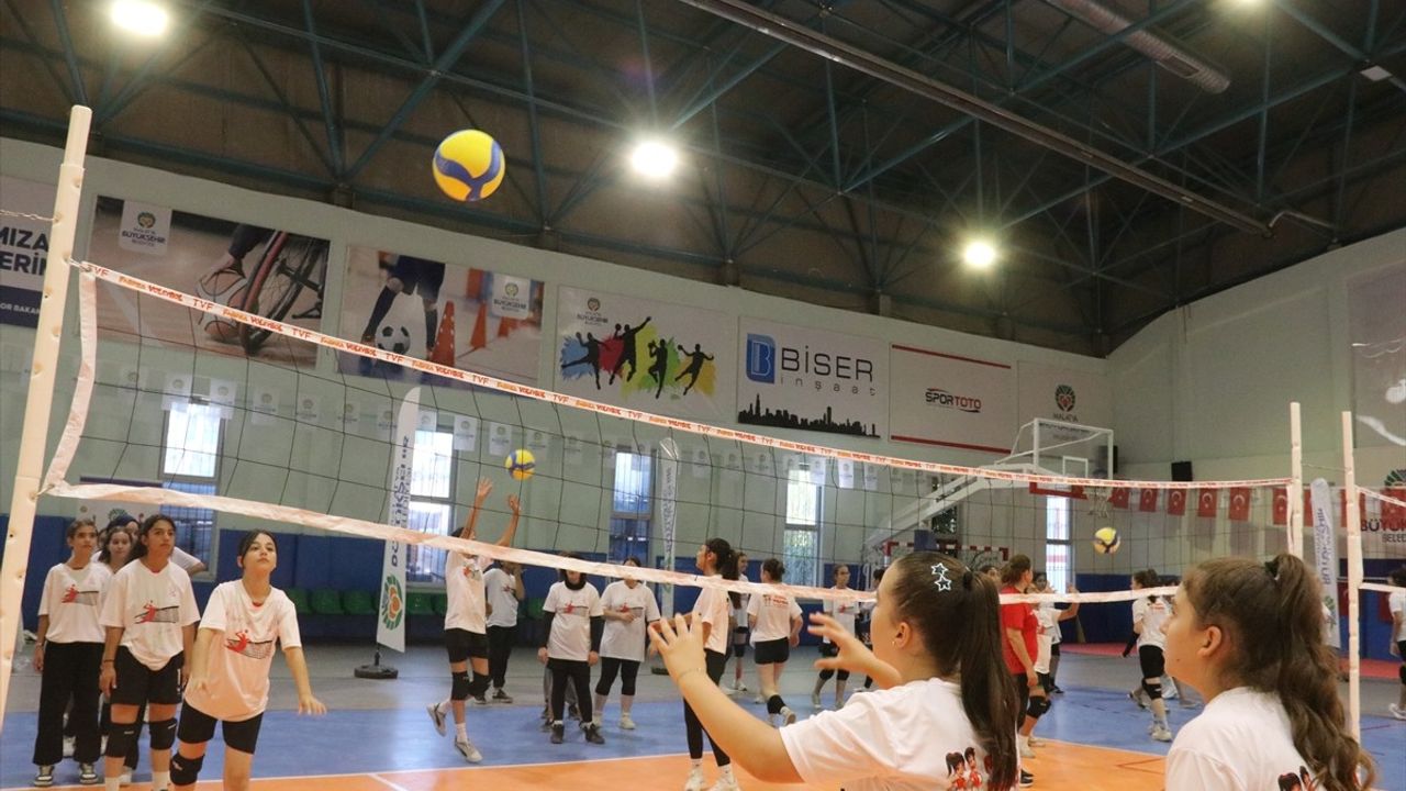 Mehmet Akif Üstündağ, Malatya'da Voleybol Antrenmanını İzledi