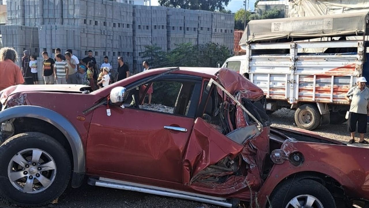 Mersin'de Pikap Kamyona Çarptı: 3 Yaralı