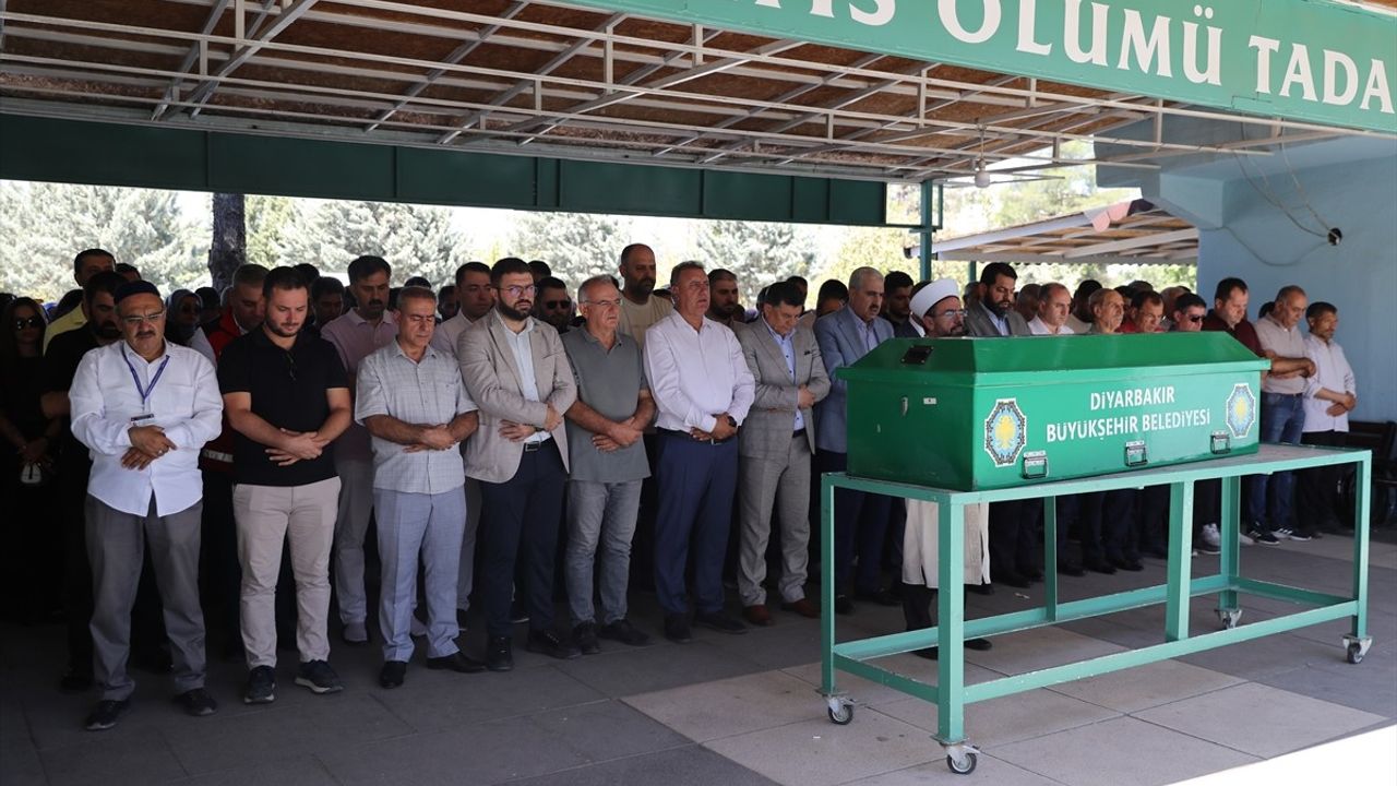 Mersin'deki Trafik Kazasının Ardından Hayatını Kaybeden Çocuk Diyarbakır'da Defnedildi