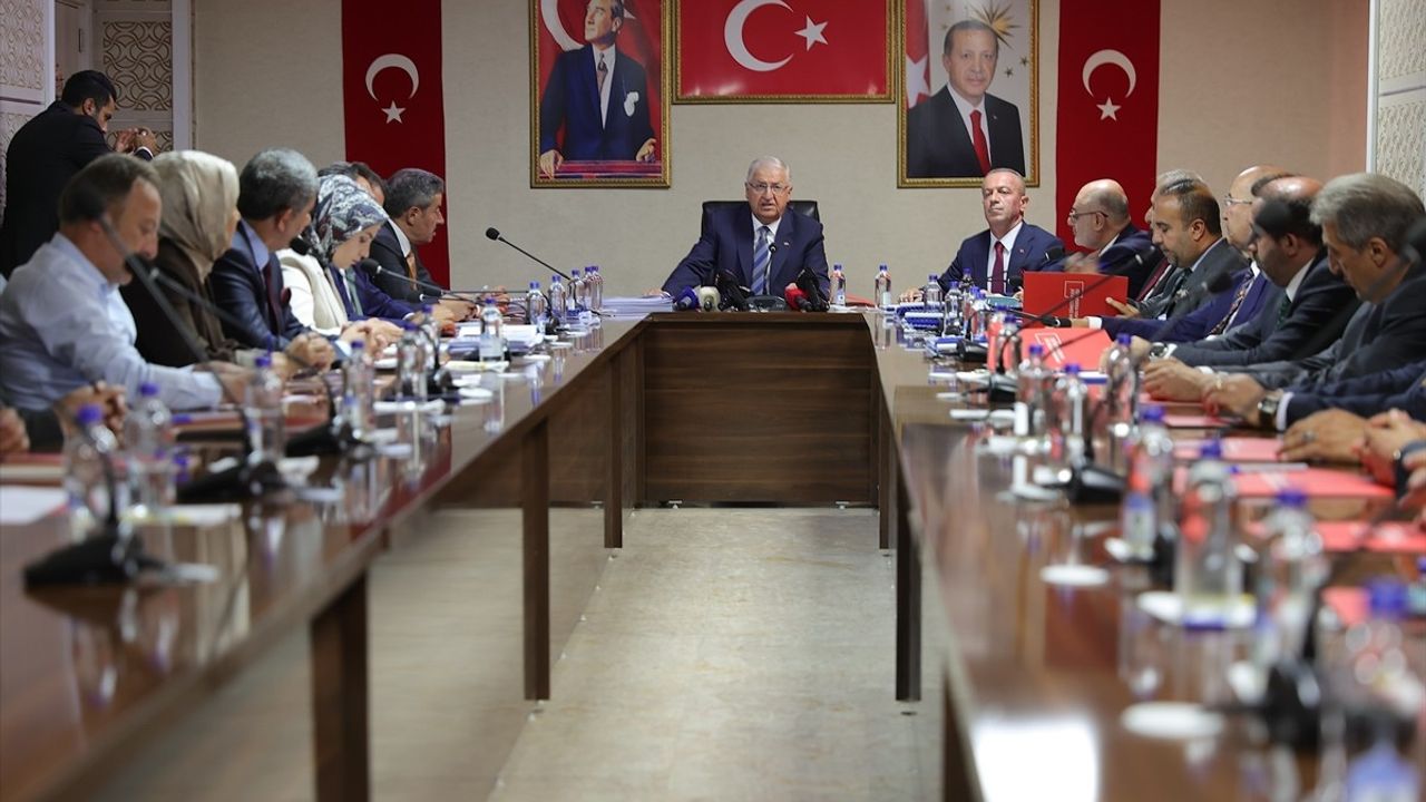 Milli Savunma Bakanı Güler'den Hakkari'de Terörsüz Türkiye Vurgusu
