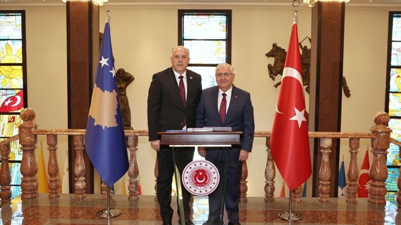 Milli Savunma Bakanı Yaşar Güler ve Kosova'nın Bölgesel Kalkınma Bakanı Fikrim Damka Görüştü