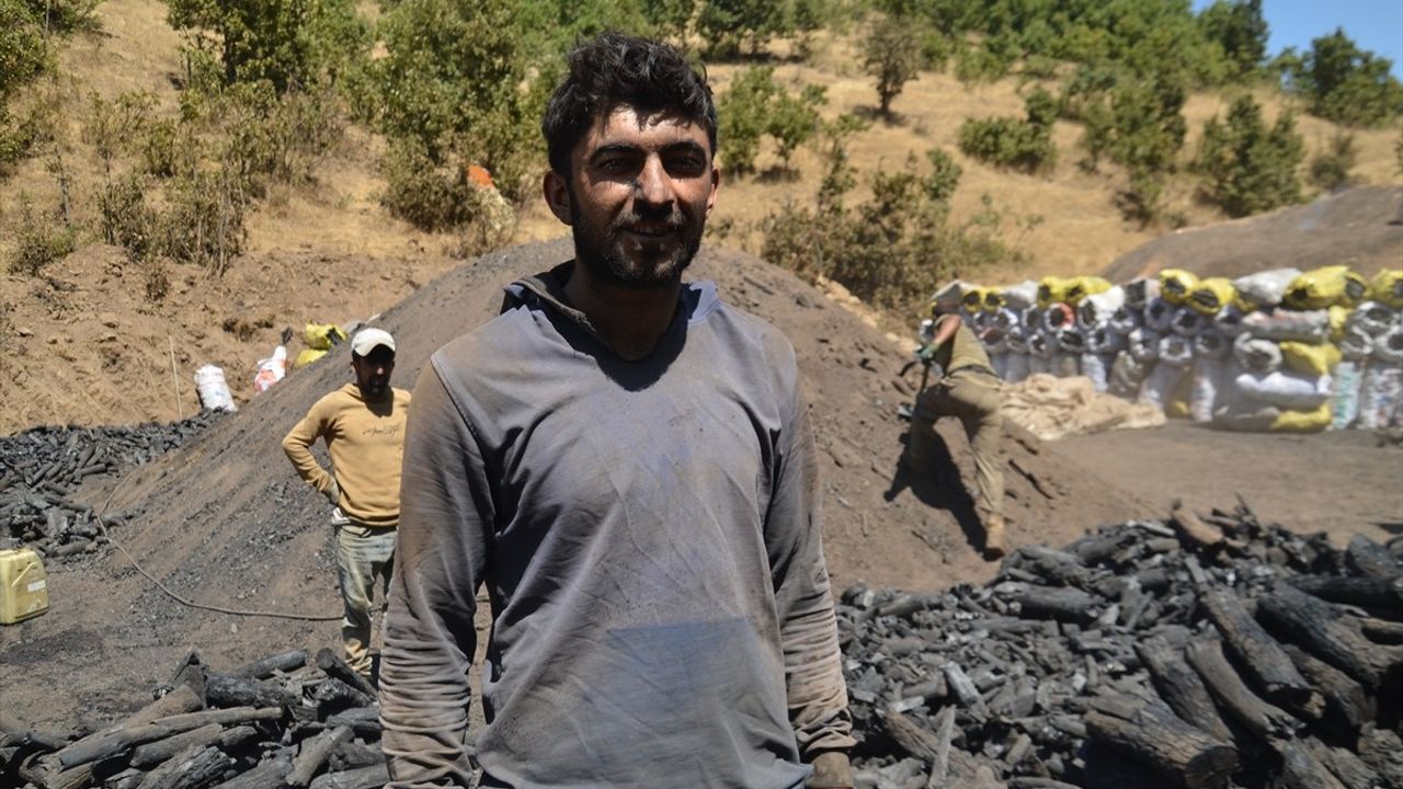 Muş'ta Mangal Kömürü Üretimi Zorlu Sıcaklıklarla Yapılıyor