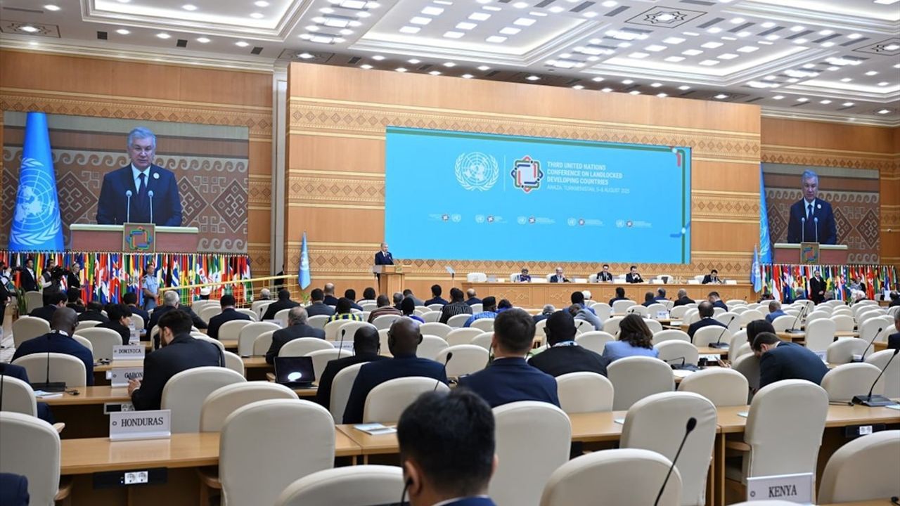 Özbekistan Cumhurbaşkanı Mirziyoyev'den Küresel Erişim Vurgusu