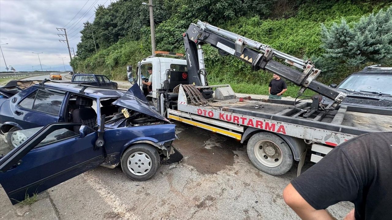 Rize'de Otomobil-Pikap Çarpışması: 6 Yaralı