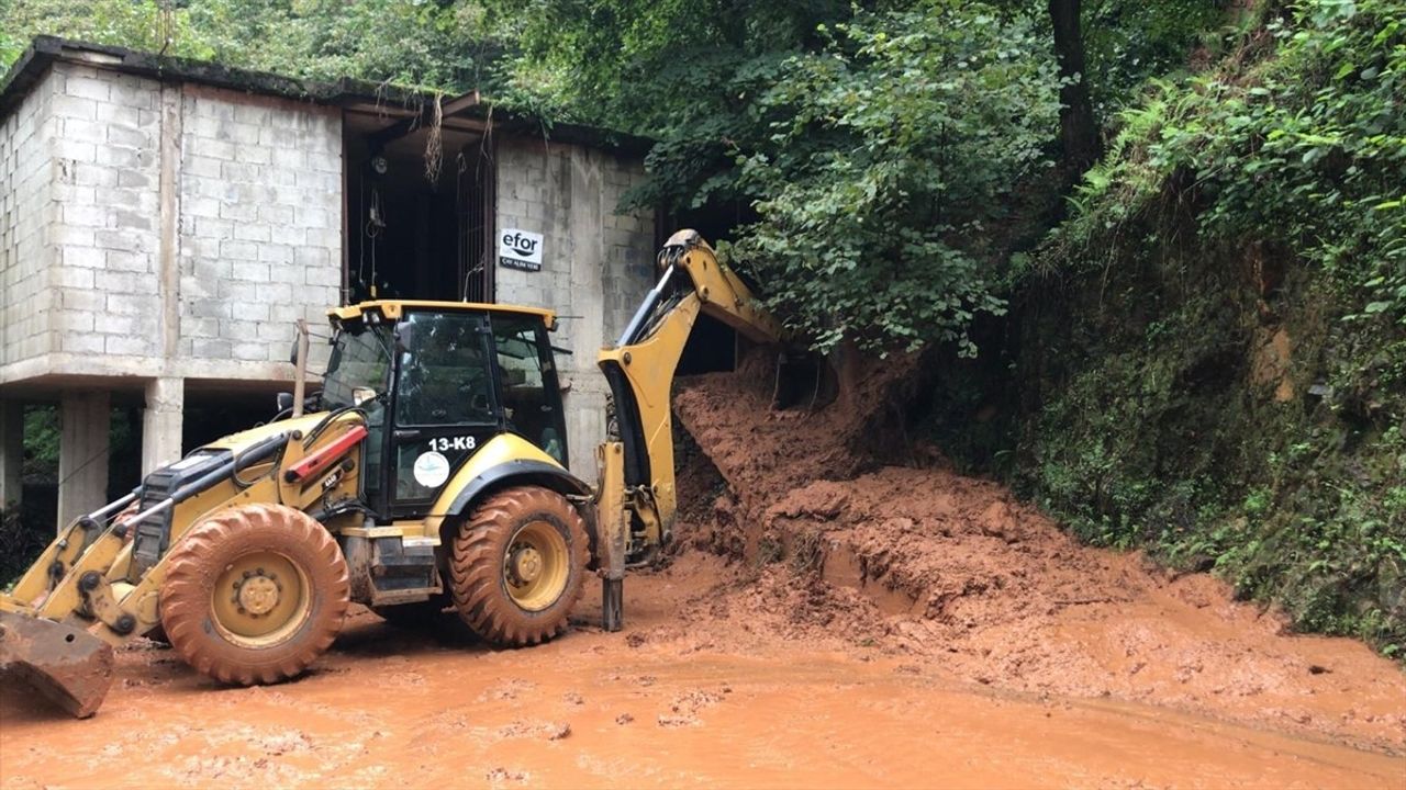 Rize'nin İlçelerinde Heyelanlar Etkili Oldu