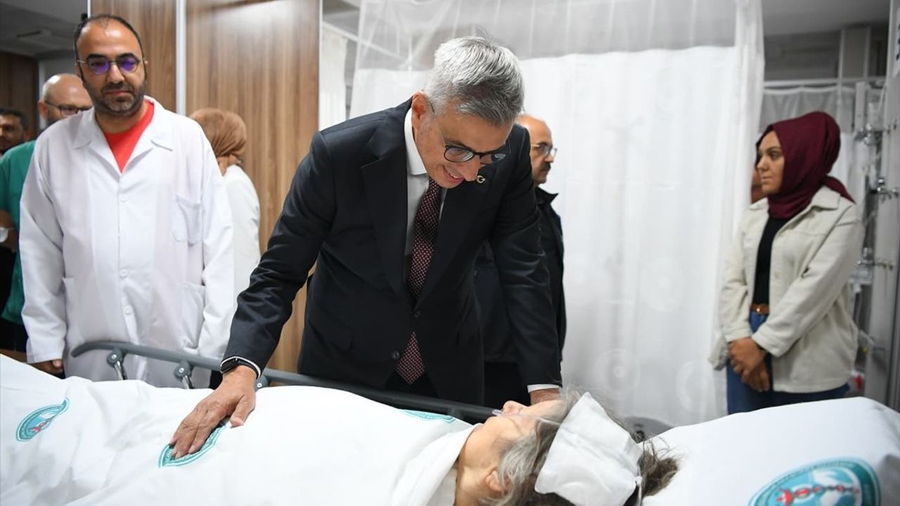 Sağlık Bakanı Kemal Memişoğlu, Balıkesir Depremzedelerini Ziyaret Etti