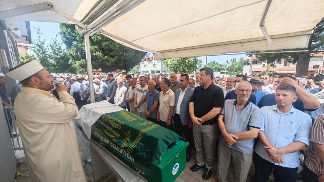 Sakarya'da Düşen Asansörde Eski Belediye Başkanı Hayatını Kaybetti