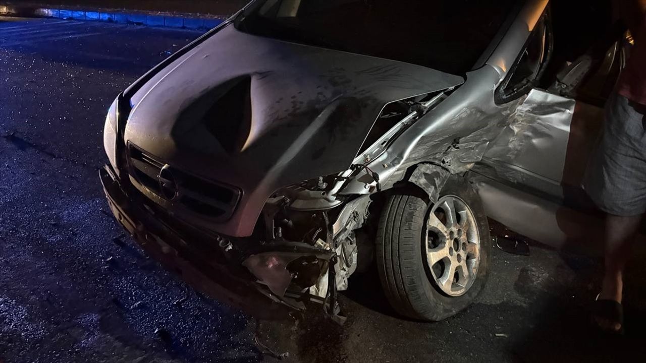 Sakarya'da İki Araç Çarpıştı: 8 Yaralı