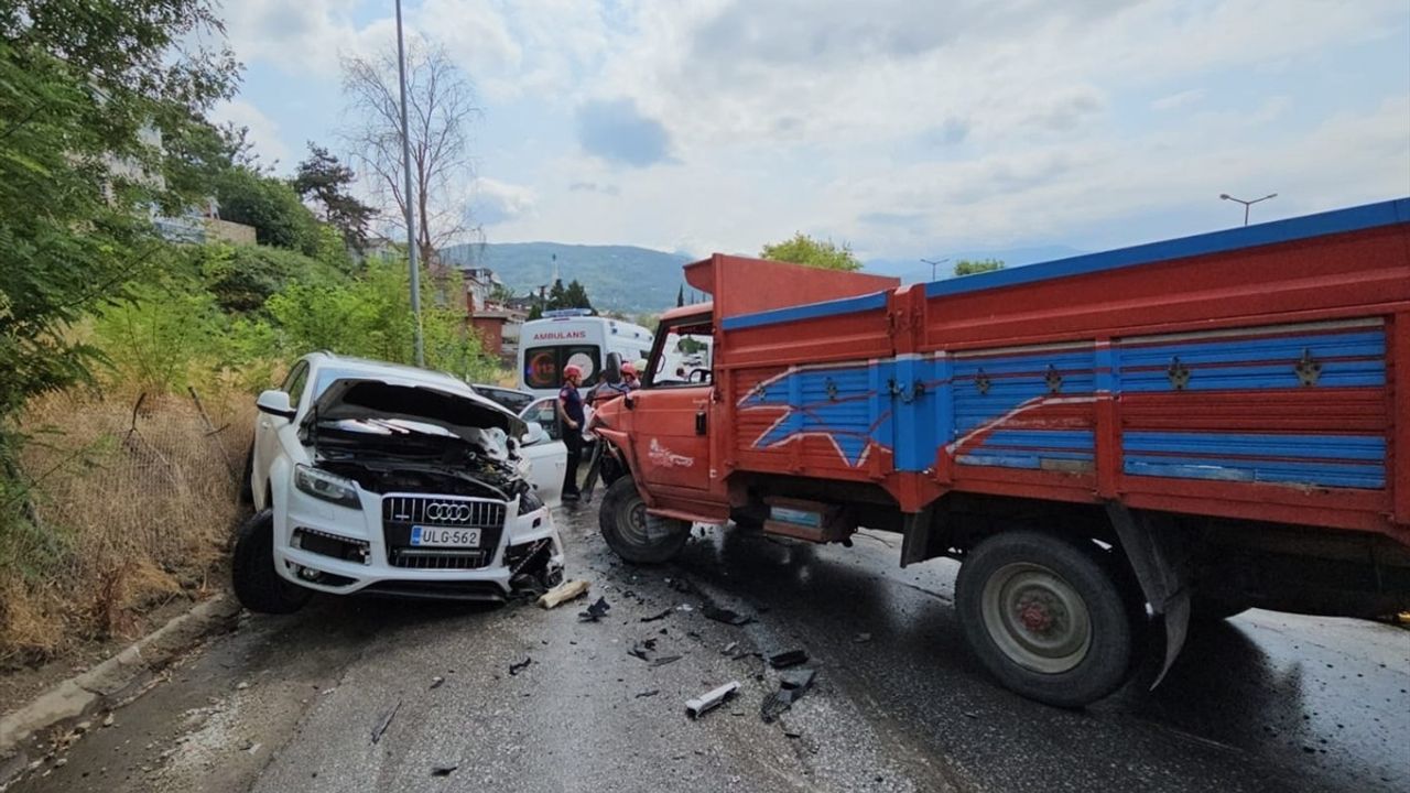 Sakarya'da Kamyonet ve SUV Çarpışması: 5 Yaralı