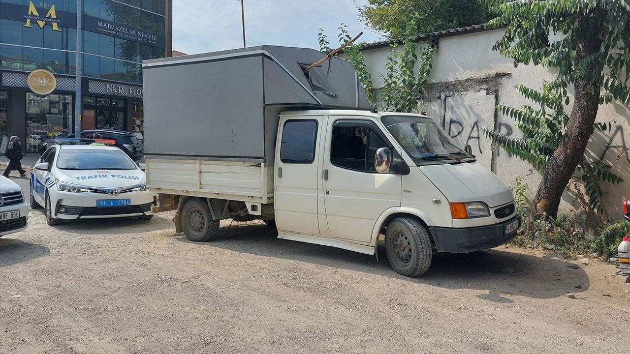 Sakarya'da Kamyonet Yayaya Çarptı, Sürücü Kaçtı