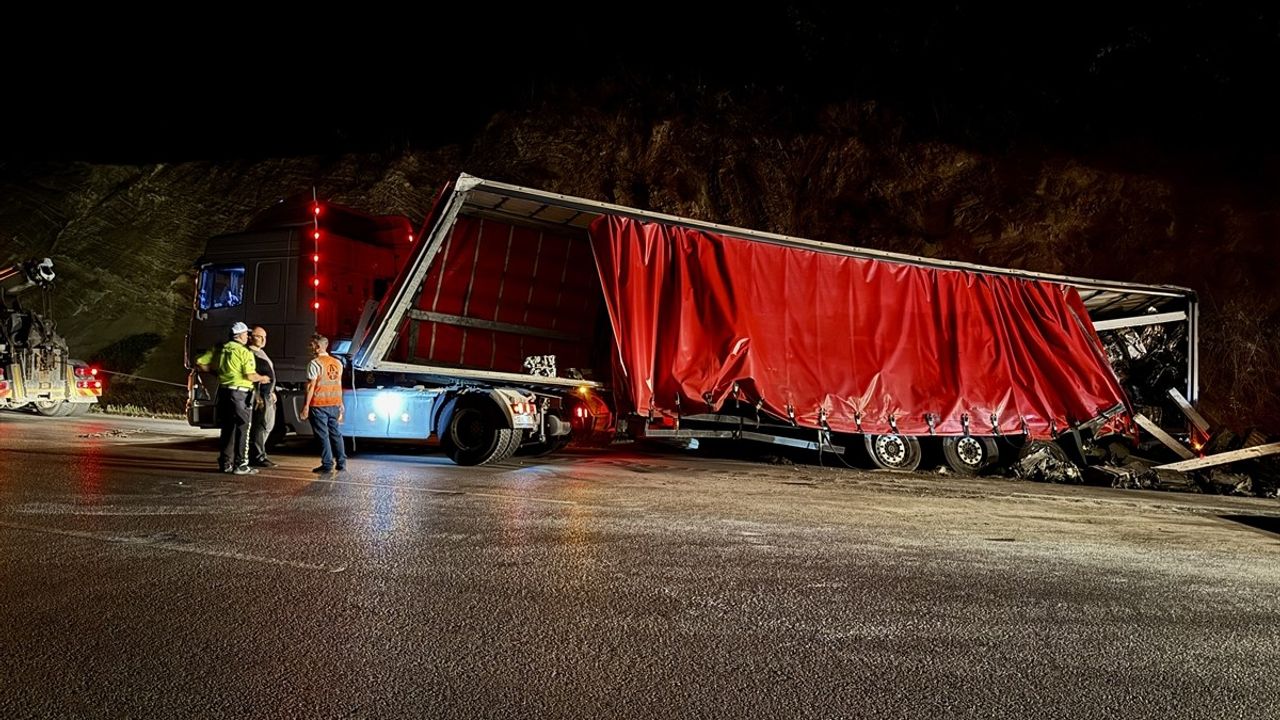 Samsun-Ankara Karayolunda Tır Kazası Nedeniyle Trafik Yoğunluğu
