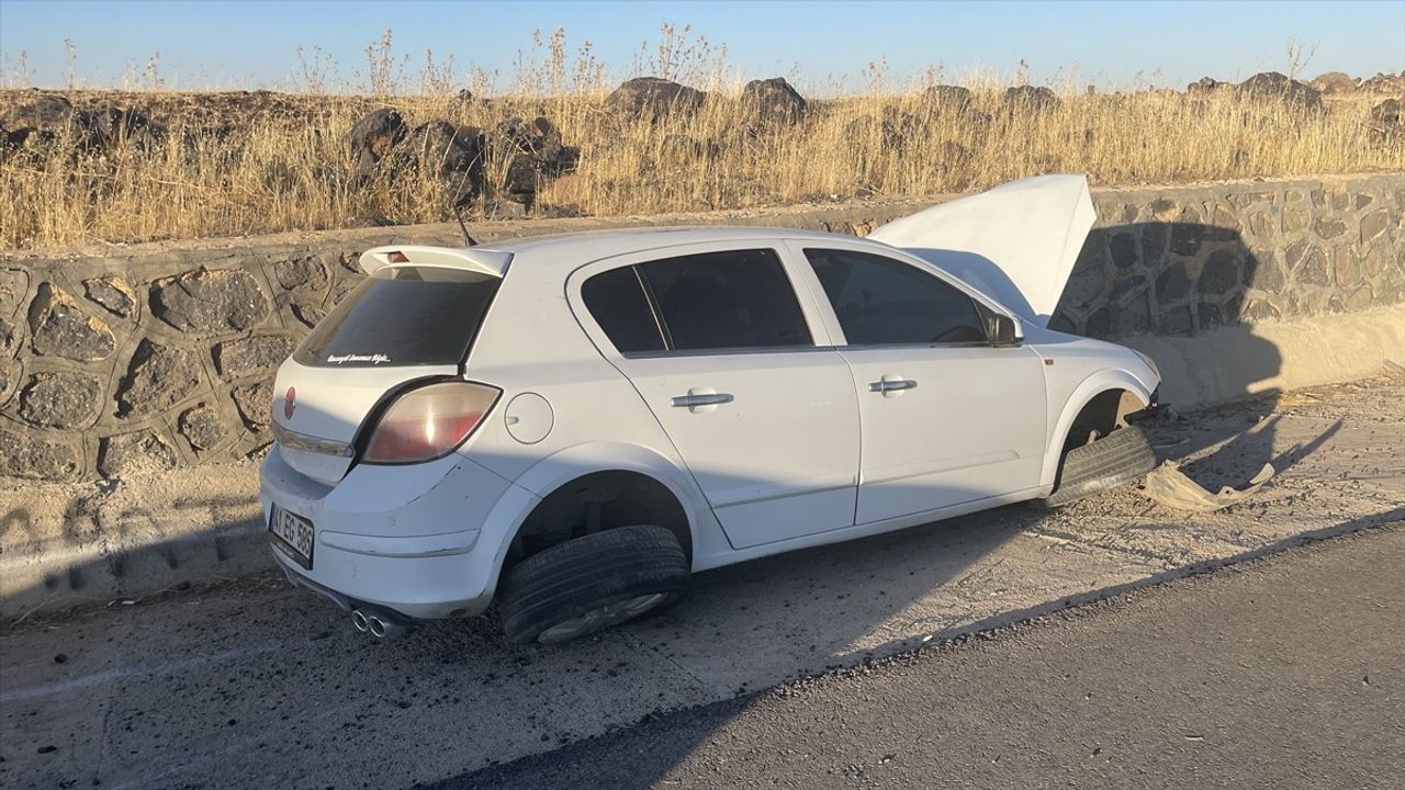 Şanlıurfa'da İstinad Duvarına Çarpan Araçta 4 Yaralı