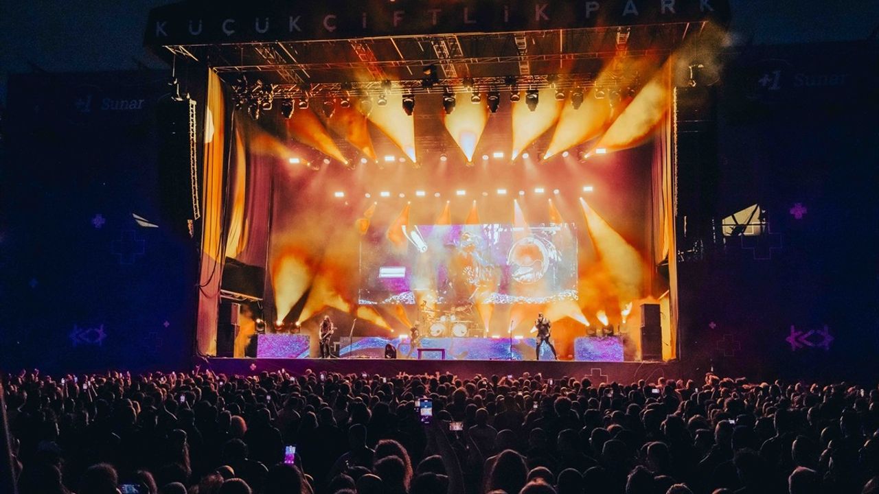 Sepultura ve Epica İstanbul'da Metal Tutkunlarıyla Buluştu